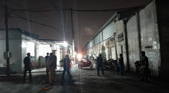 Sau tiếng la hét, người dân phát hiện đôi nam nữ thương vong trong ki ốt Sau tiếng la hét, người dân phát hiện đôi nam nữ thương vong trong ki ốt