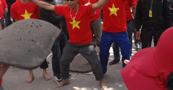 Đấu pháo 'rung trời' trong Lễ hội mùa xuân Côn Sơn - Kiếp Bạc Đấu pháo 'rung trời' trong Lễ hội mùa xuân Côn Sơn - Kiếp Bạc