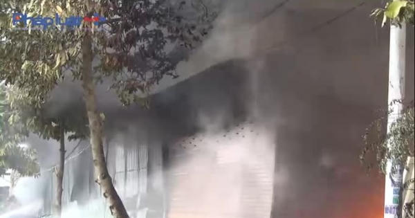 Bình Dương: Lửa cháy ngùn ngụt thiêu rụi hàng trăm m2 nhà xưởng