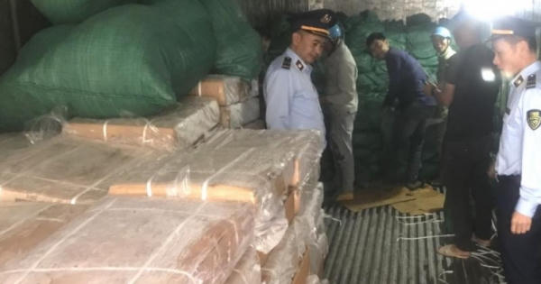 Tạm giữ 10 tấn thực phẩm đông lạnh bốc mùi đang trên đường đưa đi tiêu thụ