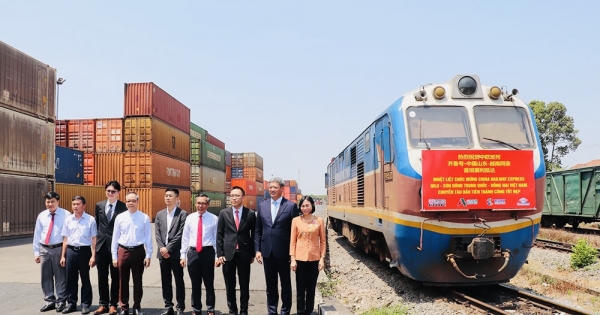 Chuyến tàu hỏa chở hàng đầu tiên của Trung Quốc đến Đồng Nai Chuyến tàu hỏa chở hàng đầu tiên của Trung Quốc đến Đồng Nai