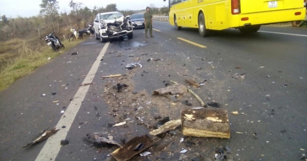 Đắk Lắk: Đâm vào máy cày, ô tô con nát bét, nhiều người bị thương