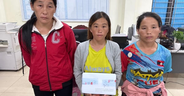 Người phụ nữ mang ma tuý giấu ở khe đá, rồi đến công an tự thú