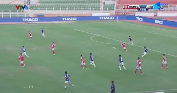 [Clip]: Tình huống bắt bóng không tốt của Bùi Tiến Dũng khiến TPHCM thua ngược