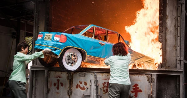 Không phải cứ đốt nhà lầu, xe hơi, "dâng" osin... là đã báo hiếu cha mẹ