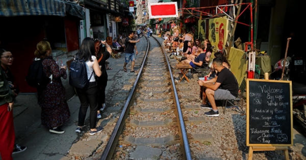Quán cà phê 'thách thức tử thần', đông nghẹt khách Tây ở Hà Nội