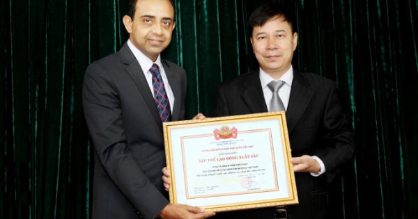 Công ty Tài chính Prudential được vinh danh “Tập thể Lao động Xuất sắc” năm 2016