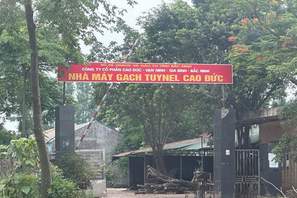 Bắc Ninh: Nhiều nhà máy gạch tuynel thành bãi rác thải, phế liệu gây ô nhiễm