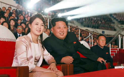 Ông Kim Jong-un lần đầu tiên xem sao Kpop biểu diễn