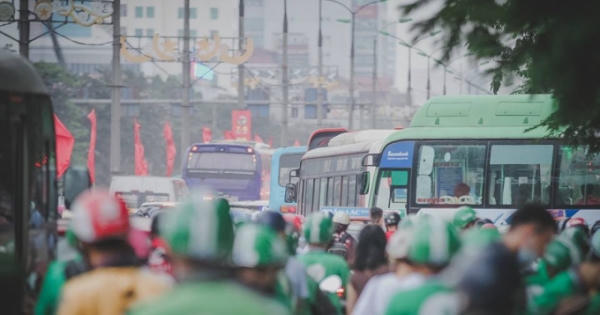 Xe ôm, shipper ở Hà Nội phải đăng ký và đeo biển hiệu? Xe ôm, shipper ở Hà Nội phải đăng ký và đeo biển hiệu?