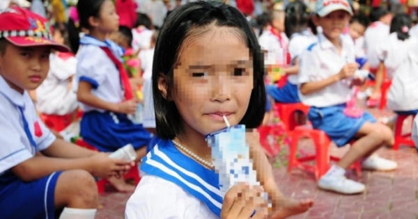 Tranh cãi bổ sung 3 hay 21 vi chất vào sữa học đường