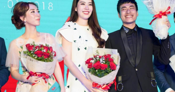 Nam Em diện váy trắng tinh khôi ra mắt phim điện ảnh mới