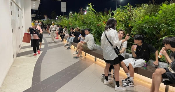 Trung tâm thương mại ở Hà Nội đông nghịt khách đêm rằm Trung thu