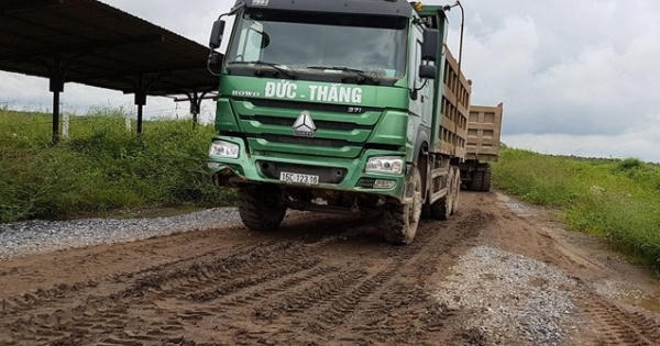 Hải Phòng: Bắt quả tang đoàn xe tải "rồng rắn" chở đất thải vào khu dự án