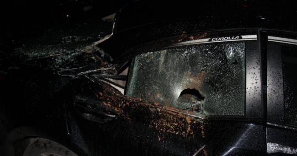 Cần cẩu đứt cáp, máy phát điện rơi đè bẹp xế hộp