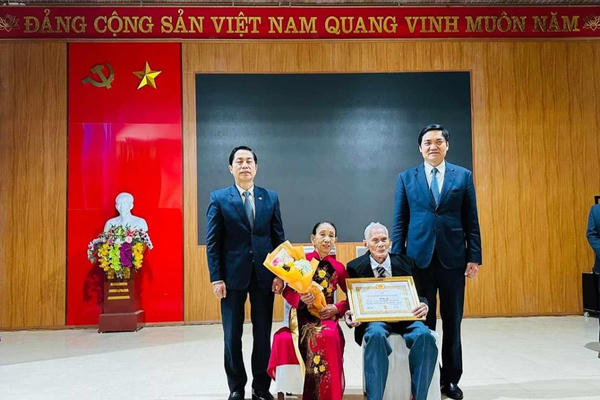 Thường trực Tỉnh ủy Nghệ An trao Huy hiệu 80 năm tuổi Đảng cho đảng viên lão thành tại Thanh Chương