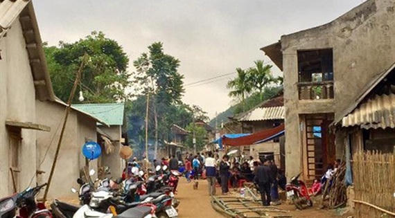 Án mạng bản Lốc: Vợ tử vong, chồng nguy kịch với nhiều vết đâm