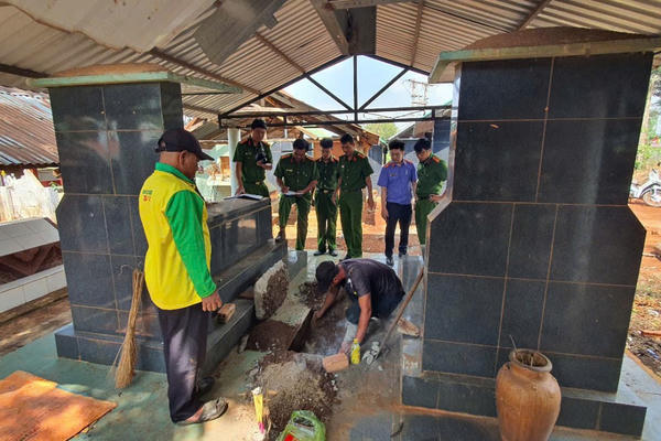 Khai quật, giám định bào thai để điều tra vụ bé gái 13 tuổi bị xâm hại ở Đắk Lắk Khai quật, giám định bào thai để điều tra vụ bé gái 13 tuổi bị xâm hại ở Đắk Lắk