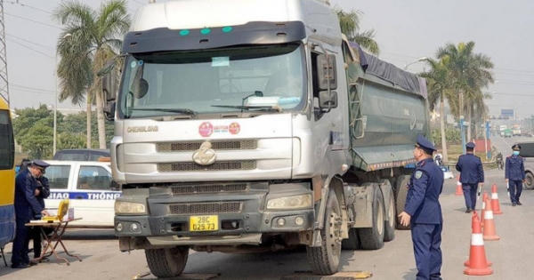 Xử phạt 35 trường hợp xe quá tải qua cầu Thăng Long