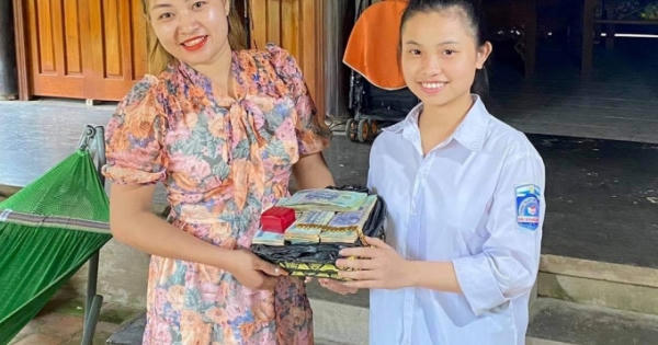 Nhặt được gần nửa tỷ đồng, nữ sinh đứng chờ người đánh rơi để trả lại