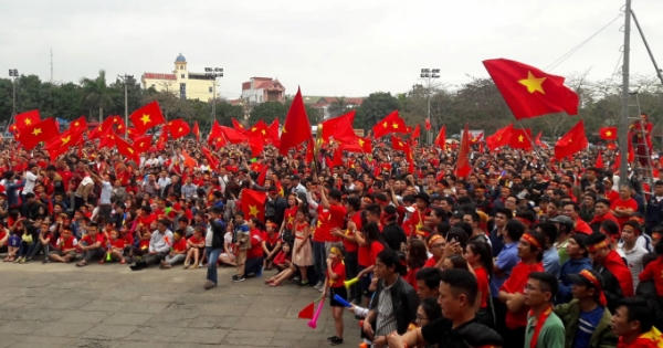 Chủ tịch UBND tỉnh Nghệ An tặng bằng khen cho 4 cầu thủ quê xứ Nghệ