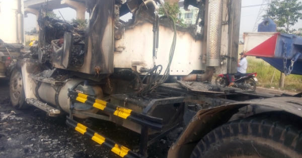 Xe đầu kéo cháy rụi trên xa lộ Hà Nội