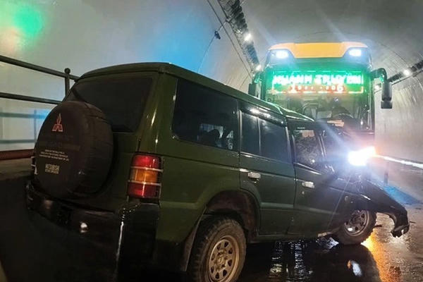 Xe khách đối đầu ô tô 7 chỗ trong hầm Đèo Ngang, 2 người tử vong