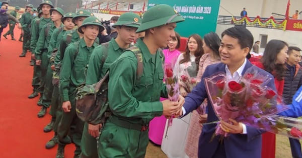 Chủ tịch UBND TP Hà Nội Nguyễn Đức Chung động viên các tân binh lên đường nhập ngũ