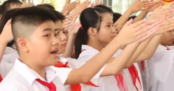 Lễ khai giảng đặc biệt ở ngôi trường hát Quốc ca bằng tay