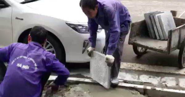 Vỉa hè Hà Nội: Chuyển từ “đá bền trăm năm” sang gạch giả đá, tiết kiệm tiền tỷ Vỉa hè Hà Nội: Chuyển từ “đá bền trăm năm” sang gạch giả đá, tiết kiệm tiền tỷ