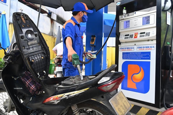 Xăng RON 95 tăng trở lại