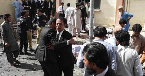 Pakistan: Bom nổ lớn rung chuyển bệnh viện, hơn 100 người thương vong