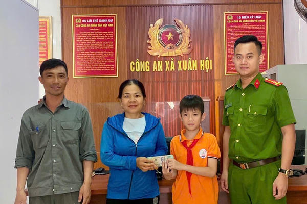 Nhặt được số tiền lớn, cháu bé cùng bố giao nộp cho Công an xã