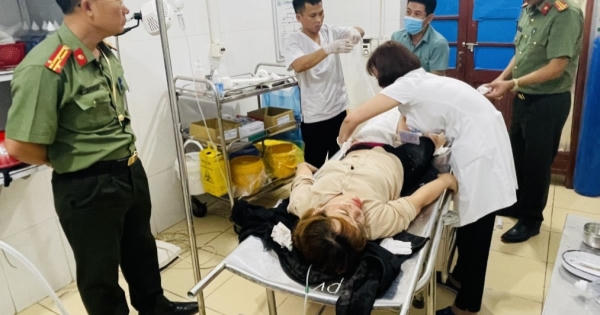Công an tỉnh Bắc Giang đưa người phụ nữ bị nạn đi cấp cứu