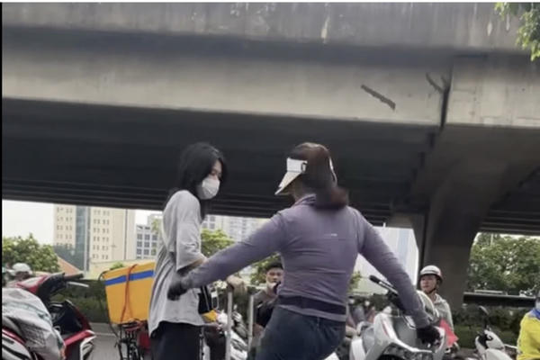 Người phụ nữ bán trà đá đạp vali của cô gái trẻ bị phạt 2,5 triệu đồng