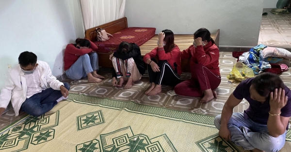 Bắt "ổ nhóm" nam nữ đang tụ tập đánh bài ăn tiền ở Quảng Bình