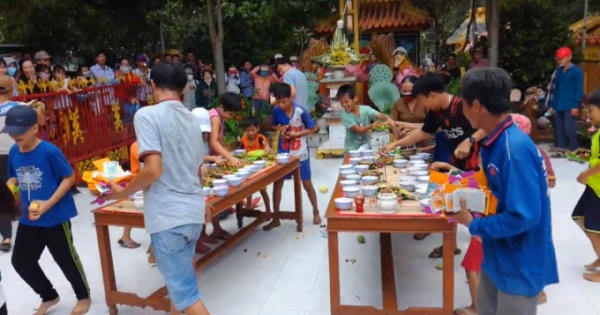 Cúng cô hồn ở Sài Gòn - đừng để tục lệ đẹp trở thành xấu xí Cúng cô hồn ở Sài Gòn - đừng để tục lệ đẹp trở thành xấu xí