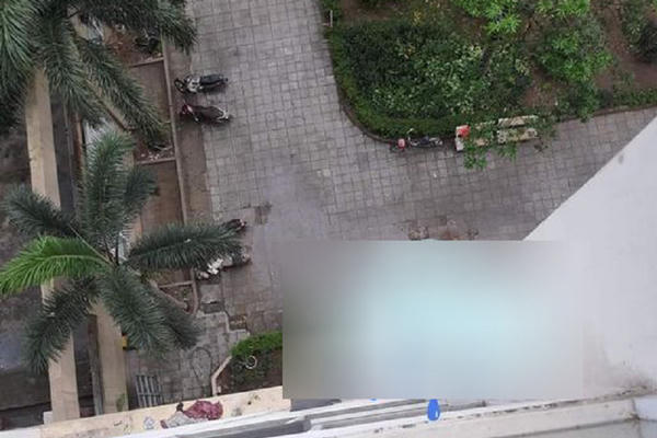 Một bé gái 4 tuổi rơi từ tầng 12 tử vong