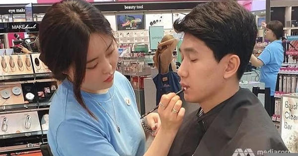 Nam giới Hàn Quốc trang điểm khi đi làm, ngày càng 'nữ tính'