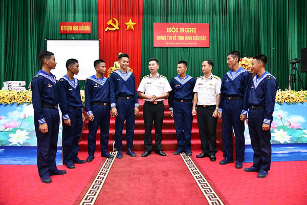 Vùng 5 Hải quân bồi dưỡng kiến thức về biển, đảo cho chiến sĩ mới nhập ngũ năm 2025