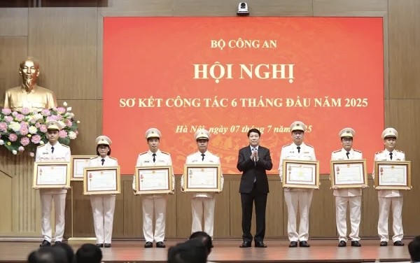 Chủ tịch nước trao huân chương tặng Bộ Công an và cá nhân, tập thể xuất sắc