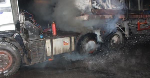 Xe đầu kéo bỗng dưng phát hỏa trên Quốc lộ 1A