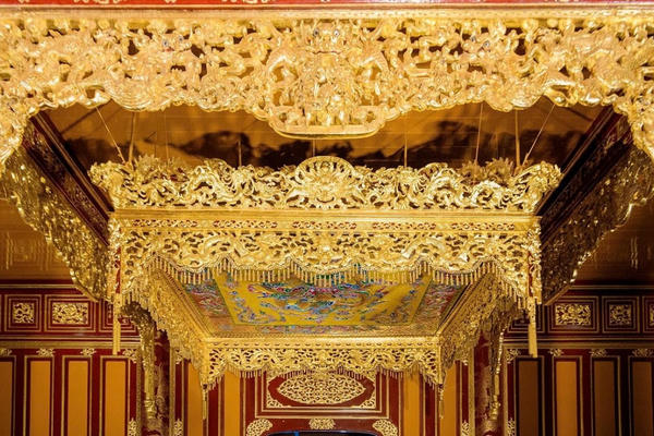 Vẻ đẹp lộng lẫy của Bửu Tán trên ngai vàng điện Thái Hòa sau tu bổ