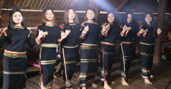 Tết đi xem người Ê Đê bảo tồn văn hóa cồng chiêng ở huyện Ea Hleo