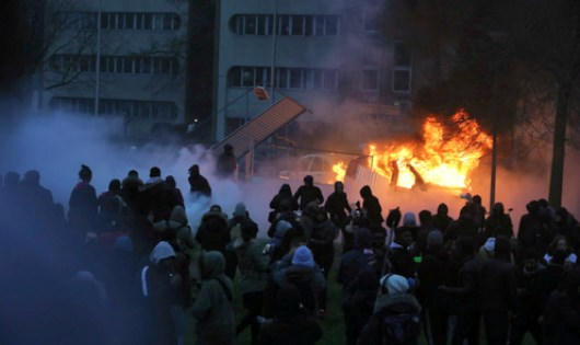 Bạo động bùng phát ở ở ngoại ô Paris