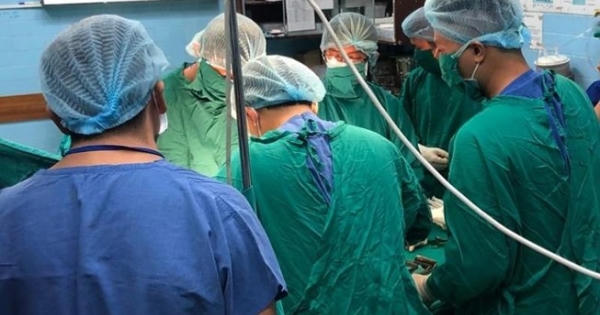 3 kíp mổ căng thẳng cứu cánh tay bị máy trộn bê tông quấn giựt 3 kíp mổ căng thẳng cứu cánh tay bị máy trộn bê tông quấn giựt