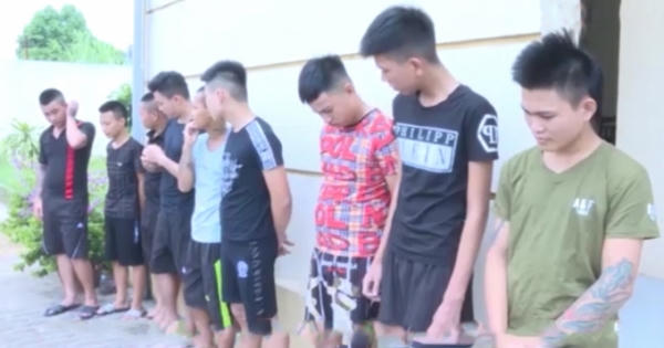 Bạn gái bị trêu ghẹo, nhóm thanh niên mang hung khí đánh người