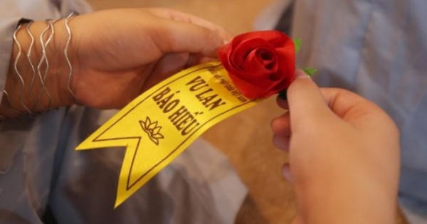 Mùa Vu Lan: Cài hoa hồng đỏ trên áo để nhớ mình còn là người hạnh phúc