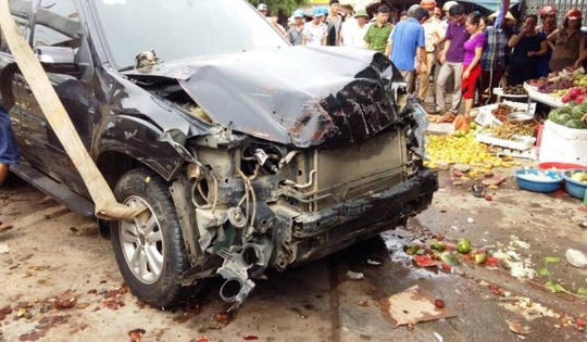 Tin tai nạn giao thông: Xe biển xanh lao vào chợ, 1 người chết, 3 người bị thương