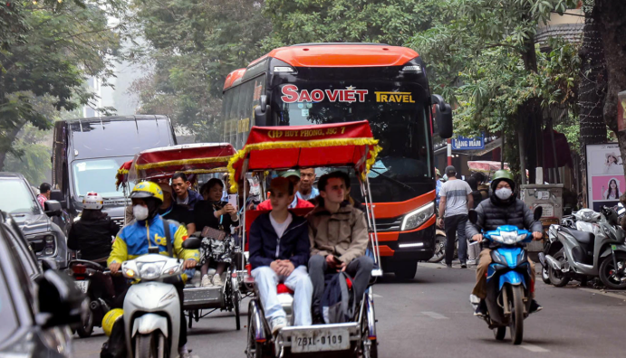 Từ hôm nay, Hà Nội cấm ô tô trên 16 chỗ vào phố cổ giờ cao điểm